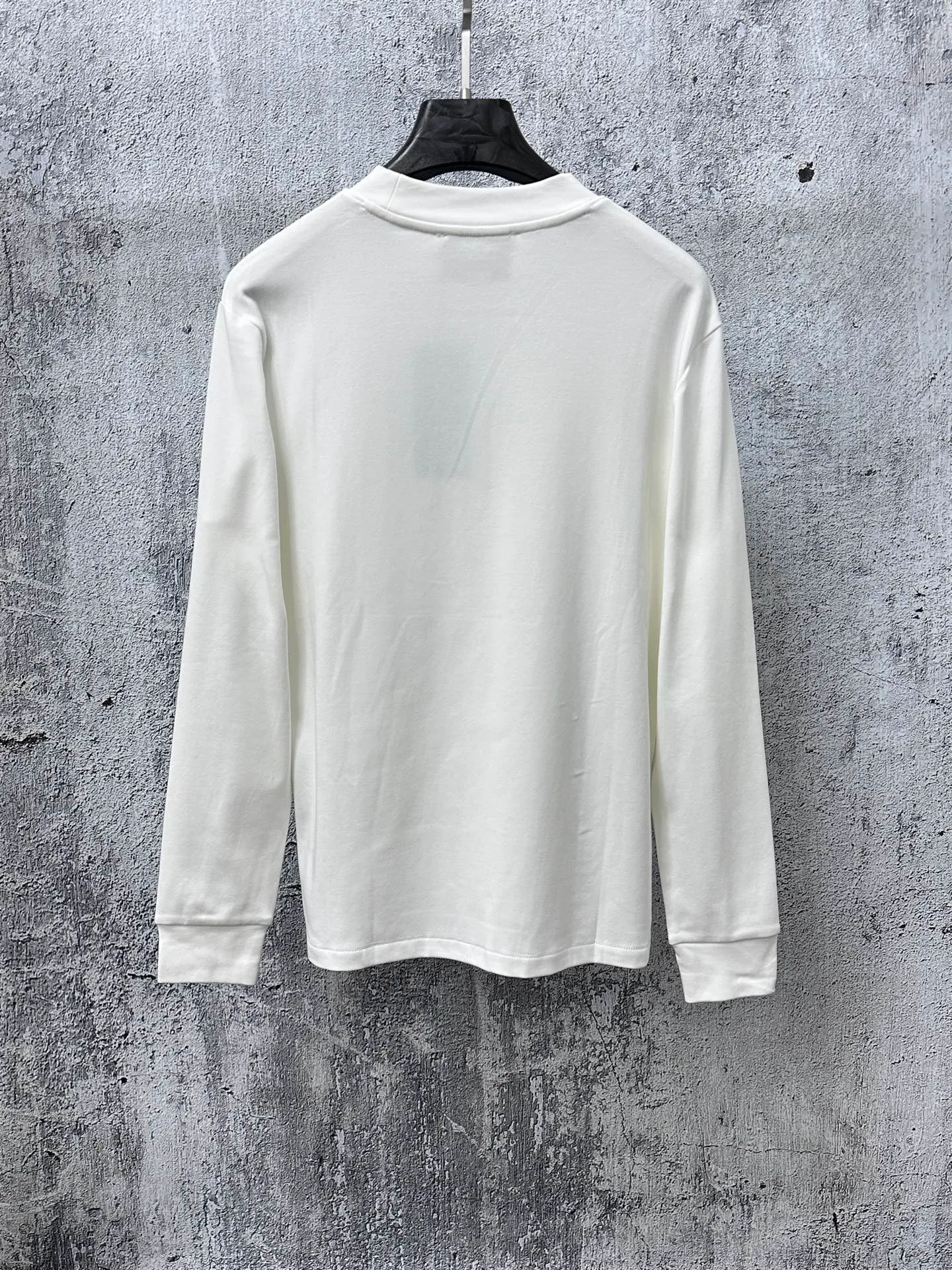 P290 【Dior】Dior half turtleneck embroidered logo plus velvet long-sleeved bottoming shirt with logo pattern embroidery design! The imported high-density double-sided stretch cotton fabric is not stiff and has a rich three-dimensional feel overall. It is a quality export order that meets the simple needs of commuters for dressing. The upper body effect is very good. It is not picky about body shapes and is the same for men and women. Size: S-2XL